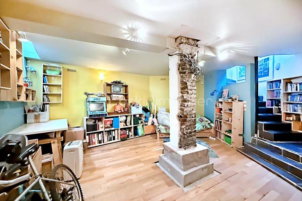 Au cœur de la très recherchée Mouzaïa, découvrez un bien atypique comme il en existe peu sur le marché. Dans ce quartier au charme unique, composé de ses célèbres villas pavillonnaires, ce loft de 82 m² Carrez (83,64 m² au sol) offre des volumes remarquables et un potentiel d'aménagement rare.
La pièce de vie traversante, de plus de 30 m², constitue le cœur de l'appartement. Lumineuse et conviviale, elle s'ouvre sur une cuisine entièrement équipée. Une chambre de 11 m² ainsi qu'une salle de bains avec baignoire et WC complètent le niveau principal.
En souplex, une spectaculaire pièce de 28 m² bénéficiant d'une hauteur sous plafond de plus de 3 mètres offre un espace exceptionnel. Atelier d'artiste, studio de musique, salle de projection, espace de télétravail, salle de sport ou encore bureau pour une profession libérale (sous réserve des autorisations nécessaires) : les possibilités sont nombreuses.
Le bien est situé au sein d'une petite copropriété de seulement quatre lots, gérée par un syndic bénévole, un véritable atout pour la maîtrise des charges et la qualité de vie.
L'environnement est particulièrement recherché : les parcs des Buttes-Chaumont et de la Butte du Chapeau Rouge se trouvent au bout de la rue, tandis que les stations de métro Danube, Botzaris et Place des Fêtes permettent de rejoindre facilement le reste de Paris.
Les atouts du bien
• Quartier Mouzaïa, l'un des plus prisés du 19ᵉ arrondissement
• 82 m² Carrez (83,64 m² au sol)
• Séjour traversant de plus de 30 m²
• Pièce en souplex de 28 m² avec près de 3 m de hauteur sous plafond
• Cuisine équipée
• Petite copropriété de 4 lots avec syndic bénévole
• À deux pas des Buttes-Chaumont et de la Butte du Chapeau Rouge
• Métros Danube, Botzaris et Place des Fêtes à proximité
• Chauffage individuel