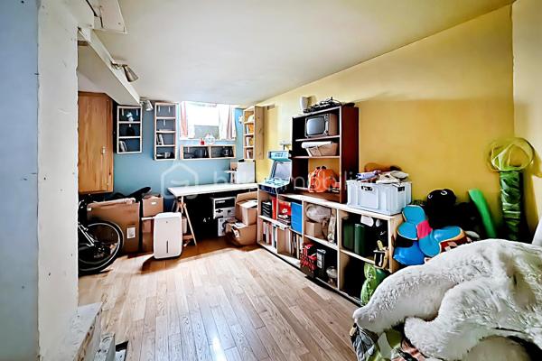 Au cœur de la très recherchée Mouzaïa, découvrez un bien atypique comme il en existe peu sur le marché. Dans ce quartier au charme unique, composé de ses célèbres villas pavillonnaires, ce loft de 82 m² Carrez (83,64 m² au sol) offre des volumes remarquables et un potentiel d'aménagement rare.
La pièce de vie traversante, de plus de 30 m², constitue le cœur de l'appartement. Lumineuse et conviviale, elle s'ouvre sur une cuisine entièrement équipée. Une chambre de 11 m² ainsi qu'une salle de bains avec baignoire et WC complètent le niveau principal.
En souplex, une spectaculaire pièce de 28 m² bénéficiant d'une hauteur sous plafond de plus de 3 mètres offre un espace exceptionnel. Atelier d'artiste, studio de musique, salle de projection, espace de télétravail, salle de sport ou encore bureau pour une profession libérale (sous réserve des autorisations nécessaires) : les possibilités sont nombreuses.
Le bien est situé au sein d'une petite copropriété de seulement quatre lots, gérée par un syndic bénévole, un véritable atout pour la maîtrise des charges et la qualité de vie.
L'environnement est particulièrement recherché : les parcs des Buttes-Chaumont et de la Butte du Chapeau Rouge se trouvent au bout de la rue, tandis que les stations de métro Danube, Botzaris et Place des Fêtes permettent de rejoindre facilement le reste de Paris.
Les atouts du bien
• Quartier Mouzaïa, l'un des plus prisés du 19ᵉ arrondissement
• 82 m² Carrez (83,64 m² au sol)
• Séjour traversant de plus de 30 m²
• Pièce en souplex de 28 m² avec près de 3 m de hauteur sous plafond
• Cuisine équipée
• Petite copropriété de 4 lots avec syndic bénévole
• À deux pas des Buttes-Chaumont et de la Butte du Chapeau Rouge
• Métros Danube, Botzaris et Place des Fêtes à proximité
• Chauffage individuel