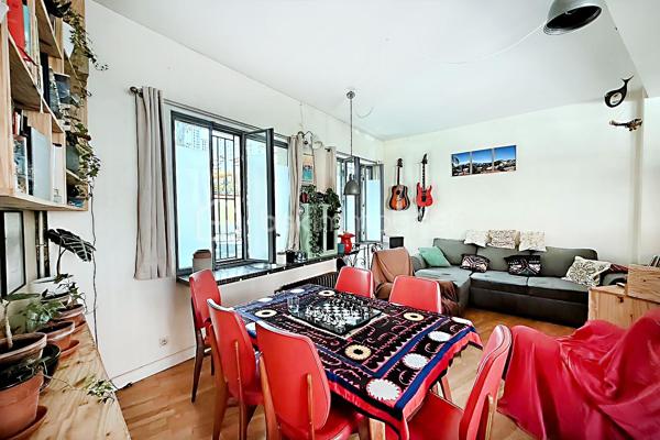 Au cœur de la très recherchée Mouzaïa, découvrez un bien atypique comme il en existe peu sur le marché. Dans ce quartier au charme unique, composé de ses célèbres villas pavillonnaires, ce loft de 82 m² Carrez (83,64 m² au sol) offre des volumes remarquables et un potentiel d'aménagement rare.
La pièce de vie traversante, de plus de 30 m², constitue le cœur de l'appartement. Lumineuse et conviviale, elle s'ouvre sur une cuisine entièrement équipée. Une chambre de 11 m² ainsi qu'une salle de bains avec baignoire et WC complètent le niveau principal.
En souplex, une spectaculaire pièce de 28 m² bénéficiant d'une hauteur sous plafond de plus de 3 mètres offre un espace exceptionnel. Atelier d'artiste, studio de musique, salle de projection, espace de télétravail, salle de sport ou encore bureau pour une profession libérale (sous réserve des autorisations nécessaires) : les possibilités sont nombreuses.
Le bien est situé au sein d'une petite copropriété de seulement quatre lots, gérée par un syndic bénévole, un véritable atout pour la maîtrise des charges et la qualité de vie.
L'environnement est particulièrement recherché : les parcs des Buttes-Chaumont et de la Butte du Chapeau Rouge se trouvent au bout de la rue, tandis que les stations de métro Danube, Botzaris et Place des Fêtes permettent de rejoindre facilement le reste de Paris.
Les atouts du bien
• Quartier Mouzaïa, l'un des plus prisés du 19ᵉ arrondissement
• 82 m² Carrez (83,64 m² au sol)
• Séjour traversant de plus de 30 m²
• Pièce en souplex de 28 m² avec près de 3 m de hauteur sous plafond
• Cuisine équipée
• Petite copropriété de 4 lots avec syndic bénévole
• À deux pas des Buttes-Chaumont et de la Butte du Chapeau Rouge
• Métros Danube, Botzaris et Place des Fêtes à proximité
• Chauffage individuel