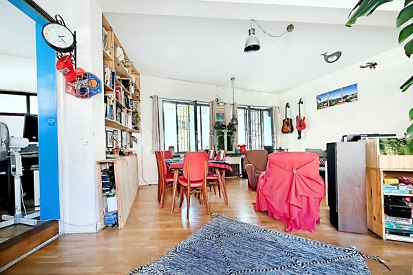 Au cœur de la très recherchée Mouzaïa, découvrez un bien atypique comme il en existe peu sur le marché. Dans ce quartier au charme unique, composé de ses célèbres villas pavillonnaires, ce loft de 82 m² Carrez (83,64 m² au sol) offre des volumes remarquables et un potentiel d'aménagement rare.
La pièce de vie traversante, de plus de 30 m², constitue le cœur de l'appartement. Lumineuse et conviviale, elle s'ouvre sur une cuisine entièrement équipée. Une chambre de 11 m² ainsi qu'une salle de bains avec baignoire et WC complètent le niveau principal.
En souplex, une spectaculaire pièce de 28 m² bénéficiant d'une hauteur sous plafond de plus de 3 mètres offre un espace exceptionnel. Atelier d'artiste, studio de musique, salle de projection, espace de télétravail, salle de sport ou encore bureau pour une profession libérale (sous réserve des autorisations nécessaires) : les possibilités sont nombreuses.
Le bien est situé au sein d'une petite copropriété de seulement quatre lots, gérée par un syndic bénévole, un véritable atout pour la maîtrise des charges et la qualité de vie.
L'environnement est particulièrement recherché : les parcs des Buttes-Chaumont et de la Butte du Chapeau Rouge se trouvent au bout de la rue, tandis que les stations de métro Danube, Botzaris et Place des Fêtes permettent de rejoindre facilement le reste de Paris.
Les atouts du bien
• Quartier Mouzaïa, l'un des plus prisés du 19ᵉ arrondissement
• 82 m² Carrez (83,64 m² au sol)
• Séjour traversant de plus de 30 m²
• Pièce en souplex de 28 m² avec près de 3 m de hauteur sous plafond
• Cuisine équipée
• Petite copropriété de 4 lots avec syndic bénévole
• À deux pas des Buttes-Chaumont et de la Butte du Chapeau Rouge
• Métros Danube, Botzaris et Place des Fêtes à proximité
• Chauffage individuel