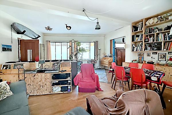 Au cœur de la très recherchée Mouzaïa, découvrez un bien atypique comme il en existe peu sur le marché. Dans ce quartier au charme unique, composé de ses célèbres villas pavillonnaires, ce loft de 82 m² Carrez (83,64 m² au sol) offre des volumes remarquables et un potentiel d'aménagement rare.
La pièce de vie traversante, de plus de 30 m², constitue le cœur de l'appartement. Lumineuse et conviviale, elle s'ouvre sur une cuisine entièrement équipée. Une chambre de 11 m² ainsi qu'une salle de bains avec baignoire et WC complètent le niveau principal.
En souplex, une spectaculaire pièce de 28 m² bénéficiant d'une hauteur sous plafond de plus de 3 mètres offre un espace exceptionnel. Atelier d'artiste, studio de musique, salle de projection, espace de télétravail, salle de sport ou encore bureau pour une profession libérale (sous réserve des autorisations nécessaires) : les possibilités sont nombreuses.
Le bien est situé au sein d'une petite copropriété de seulement quatre lots, gérée par un syndic bénévole, un véritable atout pour la maîtrise des charges et la qualité de vie.
L'environnement est particulièrement recherché : les parcs des Buttes-Chaumont et de la Butte du Chapeau Rouge se trouvent au bout de la rue, tandis que les stations de métro Danube, Botzaris et Place des Fêtes permettent de rejoindre facilement le reste de Paris.
Les atouts du bien
• Quartier Mouzaïa, l'un des plus prisés du 19ᵉ arrondissement
• 82 m² Carrez (83,64 m² au sol)
• Séjour traversant de plus de 30 m²
• Pièce en souplex de 28 m² avec près de 3 m de hauteur sous plafond
• Cuisine équipée
• Petite copropriété de 4 lots avec syndic bénévole
• À deux pas des Buttes-Chaumont et de la Butte du Chapeau Rouge
• Métros Danube, Botzaris et Place des Fêtes à proximité
• Chauffage individuel