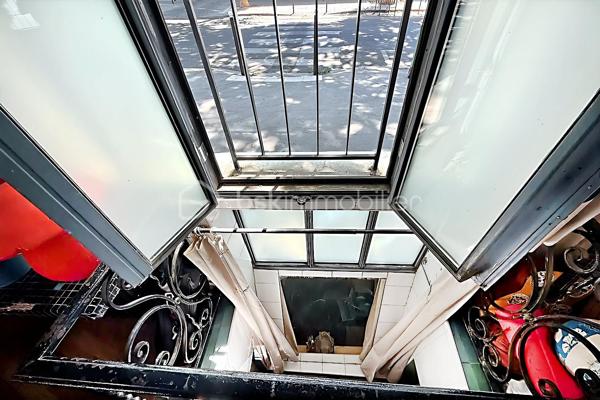 Au cœur de la très recherchée Mouzaïa, découvrez un bien atypique comme il en existe peu sur le marché. Dans ce quartier au charme unique, composé de ses célèbres villas pavillonnaires, ce loft de 82 m² Carrez (83,64 m² au sol) offre des volumes remarquables et un potentiel d'aménagement rare.
La pièce de vie traversante, de plus de 30 m², constitue le cœur de l'appartement. Lumineuse et conviviale, elle s'ouvre sur une cuisine entièrement équipée. Une chambre de 11 m² ainsi qu'une salle de bains avec baignoire et WC complètent le niveau principal.
En souplex, une spectaculaire pièce de 28 m² bénéficiant d'une hauteur sous plafond de plus de 3 mètres offre un espace exceptionnel. Atelier d'artiste, studio de musique, salle de projection, espace de télétravail, salle de sport ou encore bureau pour une profession libérale (sous réserve des autorisations nécessaires) : les possibilités sont nombreuses.
Le bien est situé au sein d'une petite copropriété de seulement quatre lots, gérée par un syndic bénévole, un véritable atout pour la maîtrise des charges et la qualité de vie.
L'environnement est particulièrement recherché : les parcs des Buttes-Chaumont et de la Butte du Chapeau Rouge se trouvent au bout de la rue, tandis que les stations de métro Danube, Botzaris et Place des Fêtes permettent de rejoindre facilement le reste de Paris.
Les atouts du bien
• Quartier Mouzaïa, l'un des plus prisés du 19ᵉ arrondissement
• 82 m² Carrez (83,64 m² au sol)
• Séjour traversant de plus de 30 m²
• Pièce en souplex de 28 m² avec près de 3 m de hauteur sous plafond
• Cuisine équipée
• Petite copropriété de 4 lots avec syndic bénévole
• À deux pas des Buttes-Chaumont et de la Butte du Chapeau Rouge
• Métros Danube, Botzaris et Place des Fêtes à proximité
• Chauffage individuel