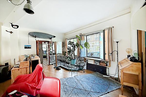 Au cœur de la très recherchée Mouzaïa, découvrez un bien atypique comme il en existe peu sur le marché. Dans ce quartier au charme unique, composé de ses célèbres villas pavillonnaires, ce loft de 82 m² Carrez (83,64 m² au sol) offre des volumes remarquables et un potentiel d'aménagement rare.
La pièce de vie traversante, de plus de 30 m², constitue le cœur de l'appartement. Lumineuse et conviviale, elle s'ouvre sur une cuisine entièrement équipée. Une chambre de 11 m² ainsi qu'une salle de bains avec baignoire et WC complètent le niveau principal.
En souplex, une spectaculaire pièce de 28 m² bénéficiant d'une hauteur sous plafond de plus de 3 mètres offre un espace exceptionnel. Atelier d'artiste, studio de musique, salle de projection, espace de télétravail, salle de sport ou encore bureau pour une profession libérale (sous réserve des autorisations nécessaires) : les possibilités sont nombreuses.
Le bien est situé au sein d'une petite copropriété de seulement quatre lots, gérée par un syndic bénévole, un véritable atout pour la maîtrise des charges et la qualité de vie.
L'environnement est particulièrement recherché : les parcs des Buttes-Chaumont et de la Butte du Chapeau Rouge se trouvent au bout de la rue, tandis que les stations de métro Danube, Botzaris et Place des Fêtes permettent de rejoindre facilement le reste de Paris.
Les atouts du bien
• Quartier Mouzaïa, l'un des plus prisés du 19ᵉ arrondissement
• 82 m² Carrez (83,64 m² au sol)
• Séjour traversant de plus de 30 m²
• Pièce en souplex de 28 m² avec près de 3 m de hauteur sous plafond
• Cuisine équipée
• Petite copropriété de 4 lots avec syndic bénévole
• À deux pas des Buttes-Chaumont et de la Butte du Chapeau Rouge
• Métros Danube, Botzaris et Place des Fêtes à proximité
• Chauffage individuel