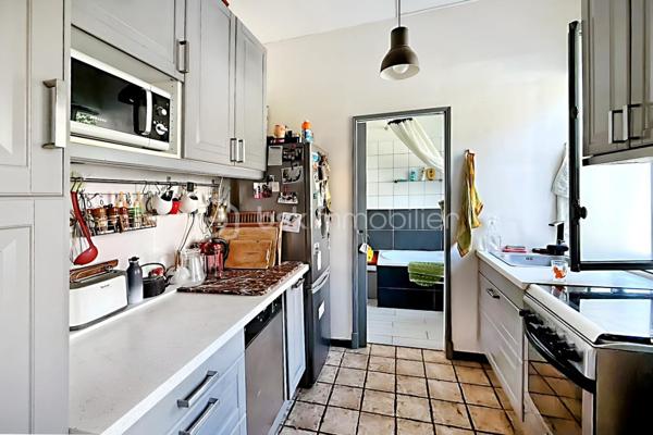 Au cœur de la très recherchée Mouzaïa, découvrez un bien atypique comme il en existe peu sur le marché. Dans ce quartier au charme unique, composé de ses célèbres villas pavillonnaires, ce loft de 82 m² Carrez (83,64 m² au sol) offre des volumes remarquables et un potentiel d'aménagement rare.
La pièce de vie traversante, de plus de 30 m², constitue le cœur de l'appartement. Lumineuse et conviviale, elle s'ouvre sur une cuisine entièrement équipée. Une chambre de 11 m² ainsi qu'une salle de bains avec baignoire et WC complètent le niveau principal.
En souplex, une spectaculaire pièce de 28 m² bénéficiant d'une hauteur sous plafond de plus de 3 mètres offre un espace exceptionnel. Atelier d'artiste, studio de musique, salle de projection, espace de télétravail, salle de sport ou encore bureau pour une profession libérale (sous réserve des autorisations nécessaires) : les possibilités sont nombreuses.
Le bien est situé au sein d'une petite copropriété de seulement quatre lots, gérée par un syndic bénévole, un véritable atout pour la maîtrise des charges et la qualité de vie.
L'environnement est particulièrement recherché : les parcs des Buttes-Chaumont et de la Butte du Chapeau Rouge se trouvent au bout de la rue, tandis que les stations de métro Danube, Botzaris et Place des Fêtes permettent de rejoindre facilement le reste de Paris.
Les atouts du bien
• Quartier Mouzaïa, l'un des plus prisés du 19ᵉ arrondissement
• 82 m² Carrez (83,64 m² au sol)
• Séjour traversant de plus de 30 m²
• Pièce en souplex de 28 m² avec près de 3 m de hauteur sous plafond
• Cuisine équipée
• Petite copropriété de 4 lots avec syndic bénévole
• À deux pas des Buttes-Chaumont et de la Butte du Chapeau Rouge
• Métros Danube, Botzaris et Place des Fêtes à proximité
• Chauffage individuel