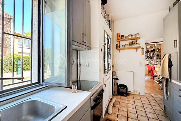 Au cœur de la très recherchée Mouzaïa, découvrez un bien atypique comme il en existe peu sur le marché. Dans ce quartier au charme unique, composé de ses célèbres villas pavillonnaires, ce loft de 82 m² Carrez (83,64 m² au sol) offre des volumes remarquables et un potentiel d'aménagement rare.
La pièce de vie traversante, de plus de 30 m², constitue le cœur de l'appartement. Lumineuse et conviviale, elle s'ouvre sur une cuisine entièrement équipée. Une chambre de 11 m² ainsi qu'une salle de bains avec baignoire et WC complètent le niveau principal.
En souplex, une spectaculaire pièce de 28 m² bénéficiant d'une hauteur sous plafond de plus de 3 mètres offre un espace exceptionnel. Atelier d'artiste, studio de musique, salle de projection, espace de télétravail, salle de sport ou encore bureau pour une profession libérale (sous réserve des autorisations nécessaires) : les possibilités sont nombreuses.
Le bien est situé au sein d'une petite copropriété de seulement quatre lots, gérée par un syndic bénévole, un véritable atout pour la maîtrise des charges et la qualité de vie.
L'environnement est particulièrement recherché : les parcs des Buttes-Chaumont et de la Butte du Chapeau Rouge se trouvent au bout de la rue, tandis que les stations de métro Danube, Botzaris et Place des Fêtes permettent de rejoindre facilement le reste de Paris.
Les atouts du bien
• Quartier Mouzaïa, l'un des plus prisés du 19ᵉ arrondissement
• 82 m² Carrez (83,64 m² au sol)
• Séjour traversant de plus de 30 m²
• Pièce en souplex de 28 m² avec près de 3 m de hauteur sous plafond
• Cuisine équipée
• Petite copropriété de 4 lots avec syndic bénévole
• À deux pas des Buttes-Chaumont et de la Butte du Chapeau Rouge
• Métros Danube, Botzaris et Place des Fêtes à proximité
• Chauffage individuel