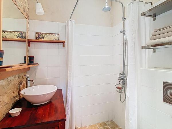 Magnifique ensemble en pierre avec gîte et studio