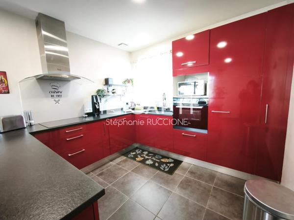 Villa contemporaine de plain-pied avec piscine et grand garage