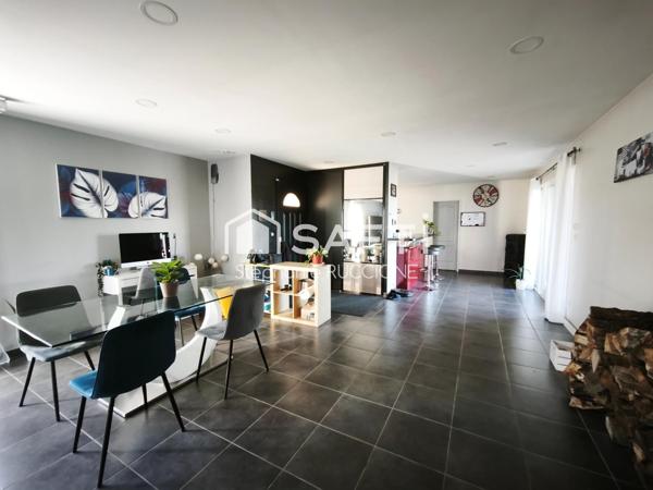 Villa contemporaine de plain-pied avec piscine et grand garage