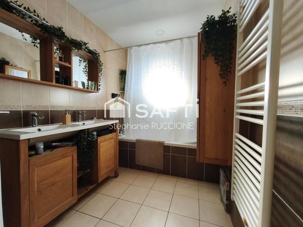 Villa contemporaine de plain-pied avec piscine et grand garage