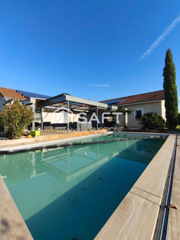 Villa contemporaine de plain-pied avec piscine et grand garage