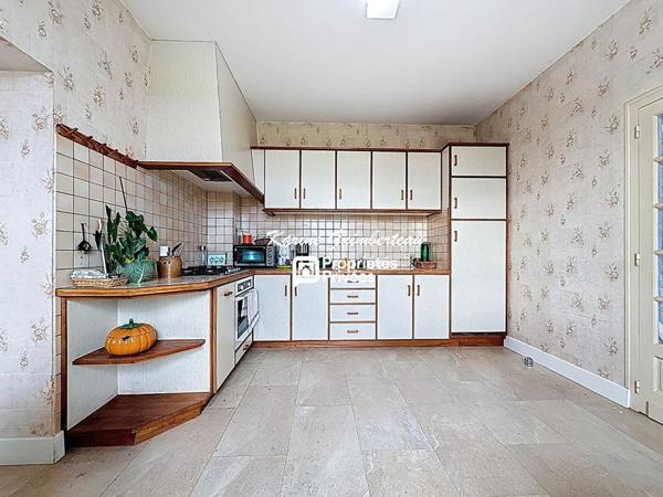 Montagne : Maison en pierre dans un hameau avec VUE