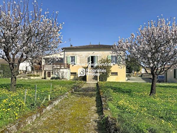 Montagne : Maison en pierre dans un hameau avec VUE