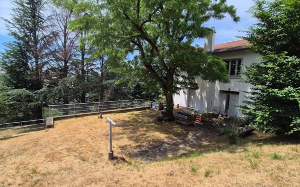 Immeuble à vendre    6 pièces •  Le Chambon-Feugerolles