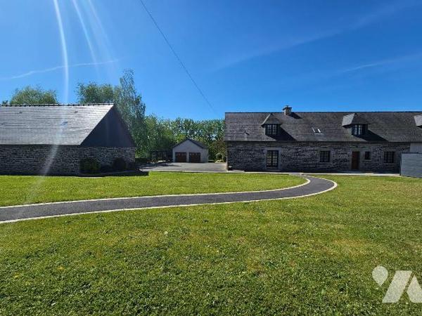 Une maison d'habitation construite en pierres et couverte en ardoises comprenant :
-	Au rez-de...