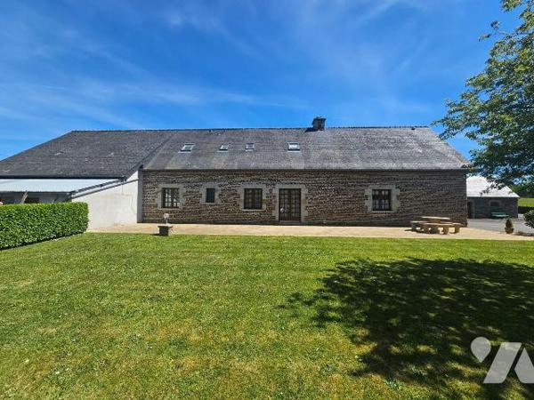 Une maison d'habitation construite en pierres et couverte en ardoises comprenant :
-	Au rez-de...