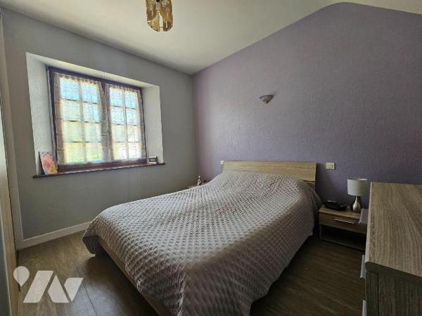 Une maison d'habitation construite en pierres et couverte en ardoises comprenant :
-	Au rez-de...