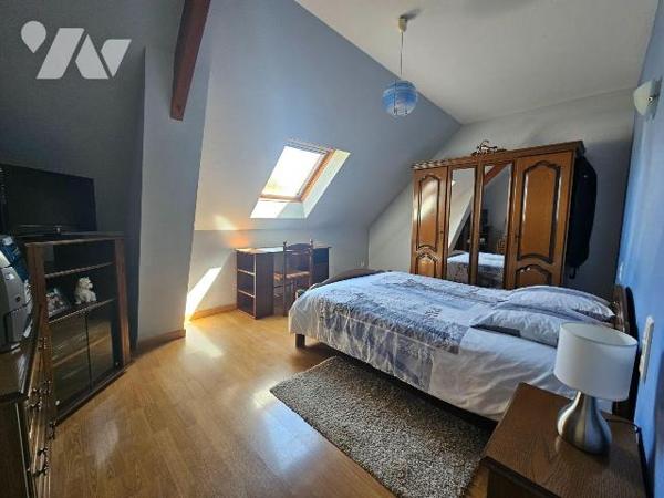 Une maison d'habitation construite en pierres et couverte en ardoises comprenant :
-	Au rez-de...