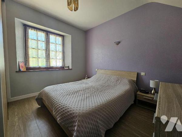 Une maison d'habitation construite en pierres et couverte en ardoises comprenant :
-	Au rez-de...