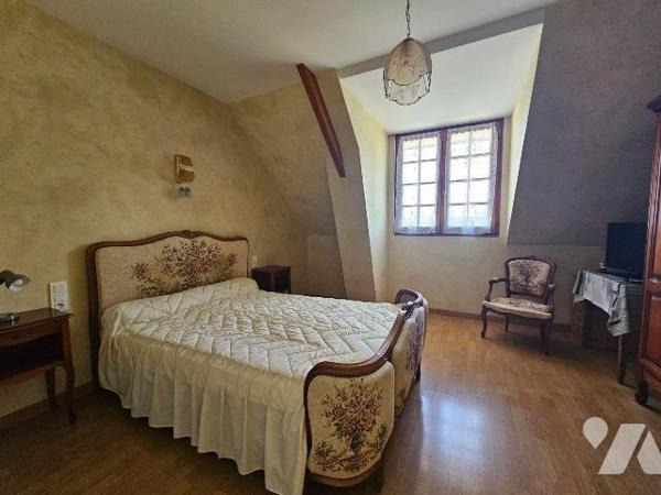 Une maison d'habitation construite en pierres et couverte en ardoises comprenant :
-	Au rez-de...