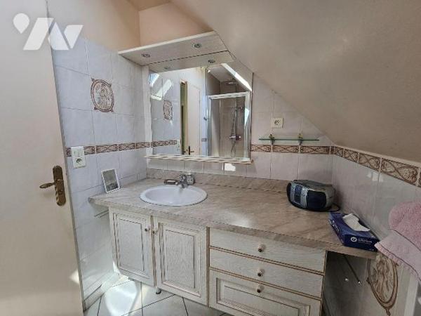 Une maison d'habitation construite en pierres et couverte en ardoises comprenant :
-	Au rez-de...