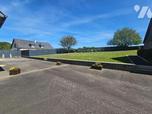 Une maison d'habitation construite en pierres et couverte en ardoises comprenant :
-	Au rez-de...