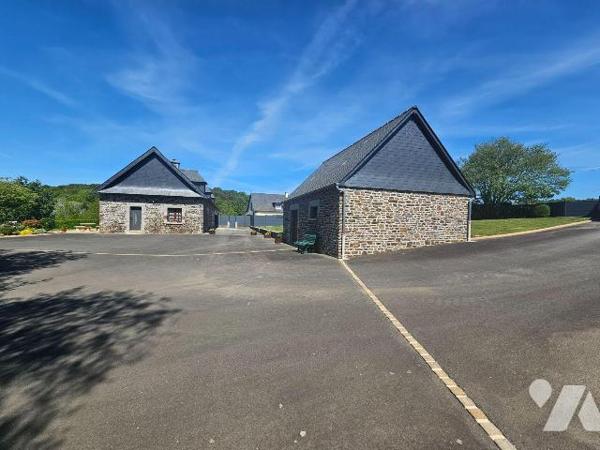 Une maison d'habitation construite en pierres et couverte en ardoises comprenant :
-	Au rez-de...
