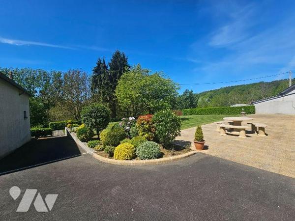 Une maison d'habitation construite en pierres et couverte en ardoises comprenant :
-	Au rez-de...
