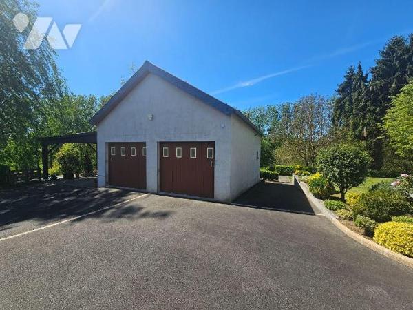 Une maison d'habitation construite en pierres et couverte en ardoises comprenant :
-	Au rez-de...