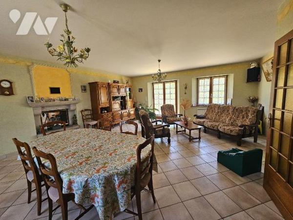 Une maison d'habitation construite en pierres et couverte en ardoises comprenant :
-	Au rez-de...