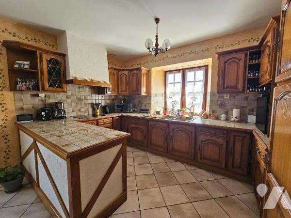 Une maison d'habitation construite en pierres et couverte en ardoises comprenant :
-	Au rez-de...