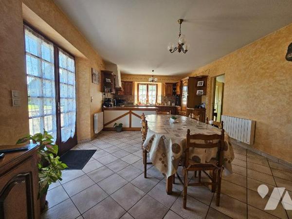 Une maison d'habitation construite en pierres et couverte en ardoises comprenant :
-	Au rez-de...