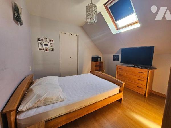 Une maison d'habitation construite en pierres et couverte en ardoises comprenant :
-	Au rez-de...