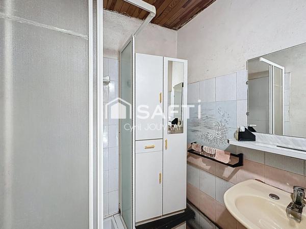Maison et annexe à rénover à prix abordable sur un terrain d'environ 2000 m²