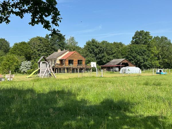 Spacieuse maison de 160m² implantée dans un écrin de verdure de 23000m²