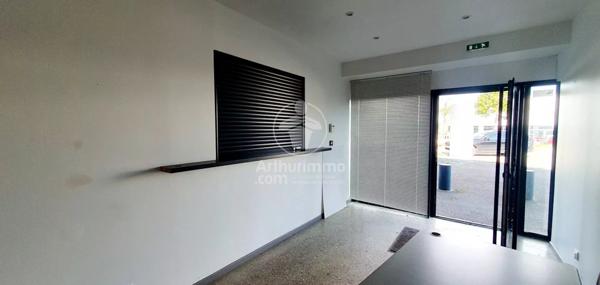 Location Local commercial 12 pièces 543 m2 à Saint-Jean-du-Cardonnay