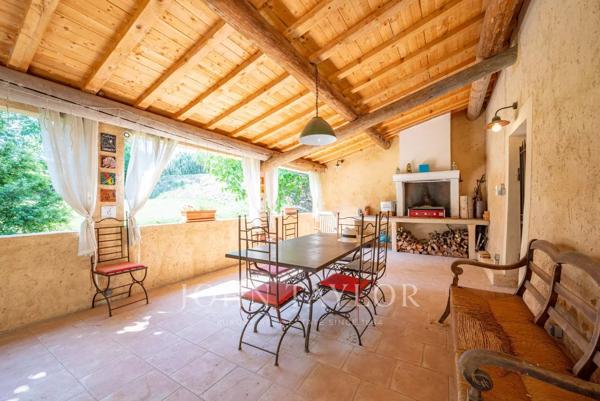 LA TOUR D'AIGUES Mas Provençale en pierre sur un terrain de 4935m², dépendances et écurie.