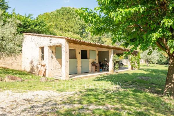 LA TOUR D'AIGUES Mas Provençale en pierre sur un terrain de 4935m², dépendances et écurie.
