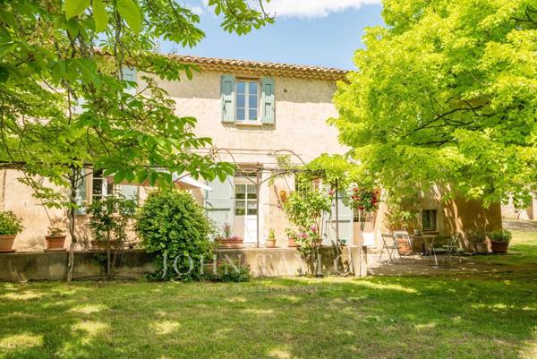 LA TOUR D'AIGUES Mas Provençale en pierre sur un terrain de 4935m², dépendances et écurie.