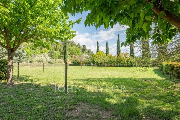 LA TOUR D'AIGUES Mas Provençale en pierre sur un terrain de 4935m², dépendances et écurie.