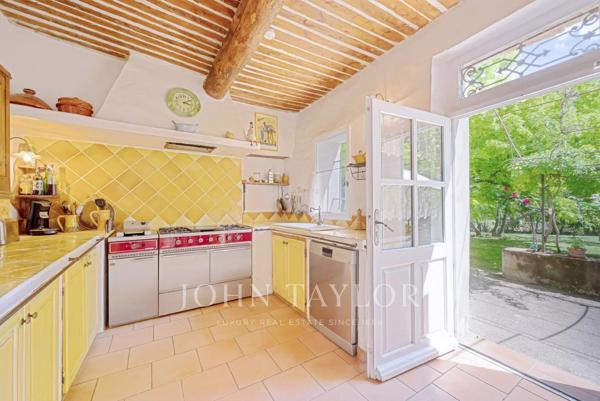 LA TOUR D'AIGUES Mas Provençale en pierre sur un terrain de 4935m², dépendances et écurie.