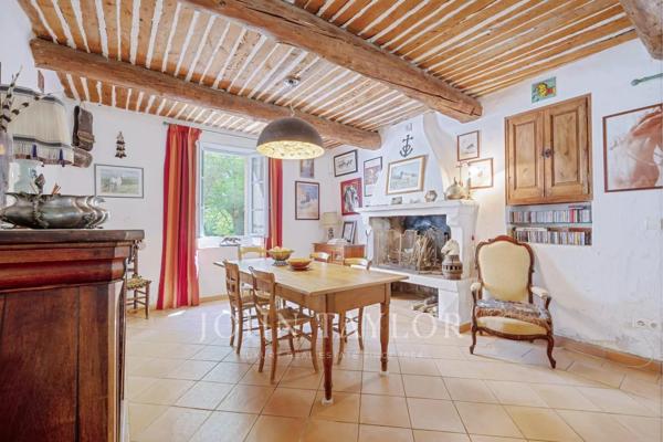 LA TOUR D'AIGUES Mas Provençale en pierre sur un terrain de 4935m², dépendances et écurie.