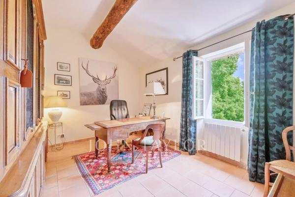 LA TOUR D'AIGUES Mas Provençale en pierre sur un terrain de 4935m², dépendances et écurie.