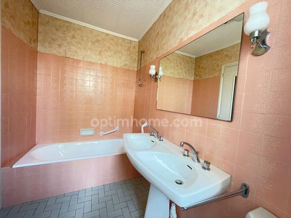 Concarneau : Maison de ville avec garage, petit extérieur, 3 chambres.