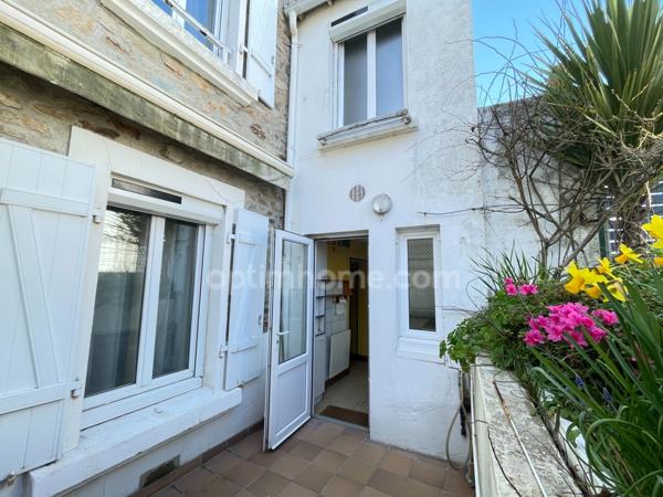 Concarneau : Maison de ville avec garage, petit extérieur, 3 chambres.