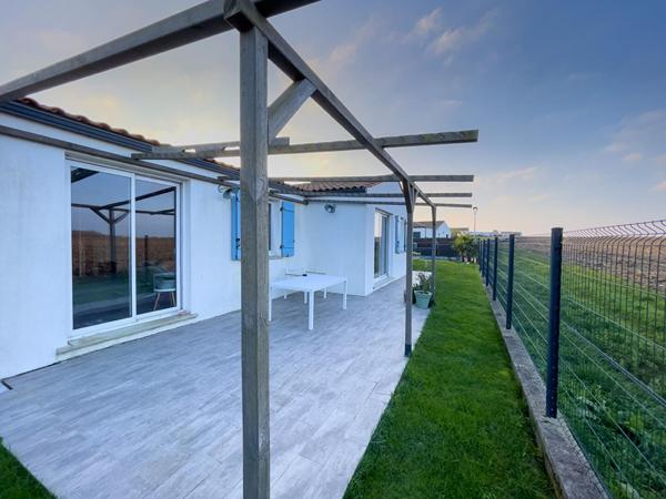 Maison récente plain-pied avec piscine - Salles-sur-Mer,