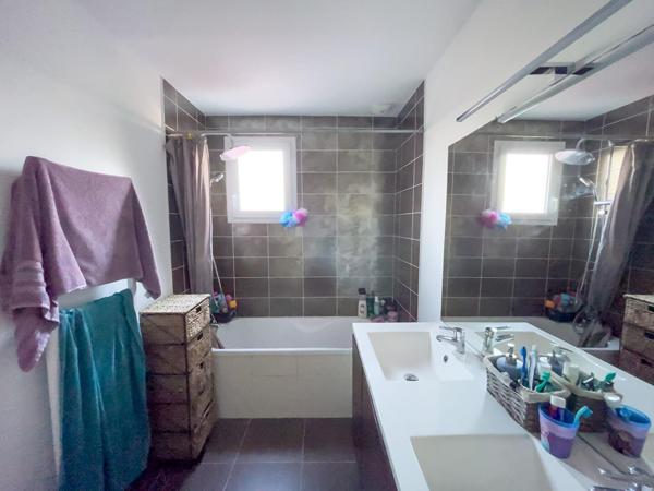 Maison récente plain-pied avec piscine - Salles-sur-Mer,