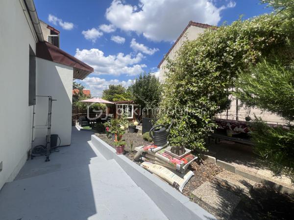 MAISON ENTIÈREMENT RÉNOVÉE AVEC JARDIN , POTENTIEL D'AGRANDISSEMENT/ MÉTRO GRAND PARIS EXPRESS LIGNE 15 À VENIR / ISOLATION INTERIEUR EXTERIEUR 2017.
Sherline SOLAGE vous propose une charmante maison individuelle de 34 m², située dans un environnement calme et recherchée de Cachan .
Se compose comme suit: Un séjour , une cuisine ouverte , une chambre , une salle d'eau avec WC .
UNE CAVE DE 9m parfait pour vos stockages .

LE + du bien : Un beau jardin  ensoleillé , maison en parfait état aucun travaux à venir , belle hauteur sous plafond , volume optimisés , SECTEUR RECHERCHÉ PROCHE DES TRANSPORTS COMMERCES ET ÉCOLES .