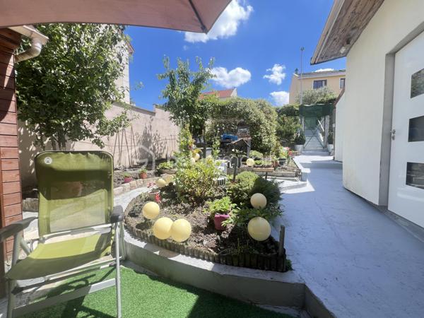 MAISON ENTIÈREMENT RÉNOVÉE AVEC JARDIN , POTENTIEL D'AGRANDISSEMENT/ MÉTRO GRAND PARIS EXPRESS LIGNE 15 À VENIR / ISOLATION INTERIEUR EXTERIEUR 2017.
Sherline SOLAGE vous propose une charmante maison individuelle de 34 m², située dans un environnement calme et recherchée de Cachan .
Se compose comme suit: Un séjour , une cuisine ouverte , une chambre , une salle d'eau avec WC .
UNE CAVE DE 9m parfait pour vos stockages .

LE + du bien : Un beau jardin  ensoleillé , maison en parfait état aucun travaux à venir , belle hauteur sous plafond , volume optimisés , SECTEUR RECHERCHÉ PROCHE DES TRANSPORTS COMMERCES ET ÉCOLES .