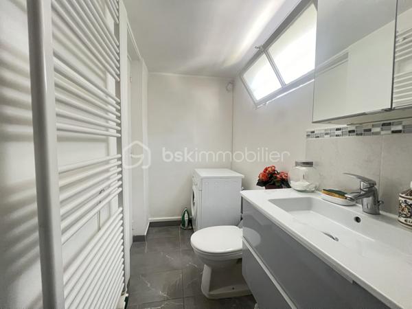 MAISON ENTIÈREMENT RÉNOVÉE AVEC JARDIN , POTENTIEL D'AGRANDISSEMENT/ MÉTRO GRAND PARIS EXPRESS LIGNE 15 À VENIR / ISOLATION INTERIEUR EXTERIEUR 2017.
Sherline SOLAGE vous propose une charmante maison individuelle de 34 m², située dans un environnement calme et recherchée de Cachan .
Se compose comme suit: Un séjour , une cuisine ouverte , une chambre , une salle d'eau avec WC .
UNE CAVE DE 9m parfait pour vos stockages .

LE + du bien : Un beau jardin  ensoleillé , maison en parfait état aucun travaux à venir , belle hauteur sous plafond , volume optimisés , SECTEUR RECHERCHÉ PROCHE DES TRANSPORTS COMMERCES ET ÉCOLES .