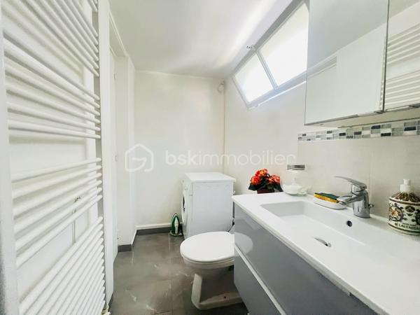 MAISON ENTIÈREMENT RÉNOVÉE AVEC JARDIN , POTENTIEL D'AGRANDISSEMENT/ MÉTRO GRAND PARIS EXPRESS LIGNE 15 À VENIR / ISOLATION INTERIEUR EXTERIEUR 2017.
Sherline SOLAGE vous propose une charmante maison individuelle de 34 m², située dans un environnement calme et recherchée de Cachan .
Se compose comme suit: Un séjour , une cuisine ouverte , une chambre , une salle d'eau avec WC .
UNE CAVE DE 9m parfait pour vos stockages .

LE + du bien : Un beau jardin  ensoleillé , maison en parfait état aucun travaux à venir , belle hauteur sous plafond , volume optimisés , SECTEUR RECHERCHÉ PROCHE DES TRANSPORTS COMMERCES ET ÉCOLES .